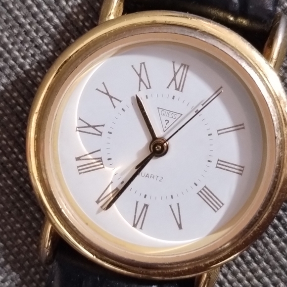 Vintage 1990 GUESS Watch, Black Leather Band, Runs & Keeps Time - New Battery - Picture 8 of 16